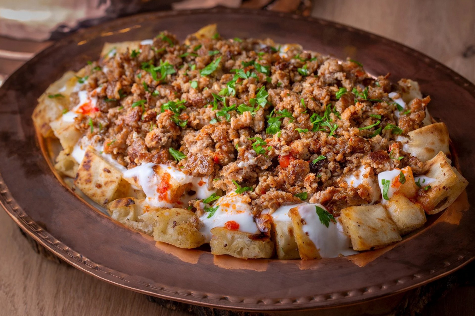 Akşama misafir geliyir, anam gene telaş ediyir durmadan söyleniyir.